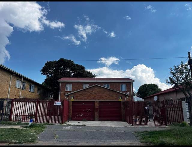 8 BEDROOM DUPLEX FOR SALE IN ROSETTENVILLE